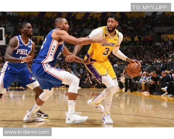 雷霆与76人激战正酣比分背后隐藏的精彩瞬间与战术分析 雷霆与76人激战正酣比分背后隐藏的精彩瞬间与战术分析