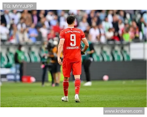 莱万重返德甲与旧主交锋拜仁球迷怒斥其忘恩负义行为