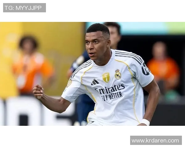 姆巴佩小学时期珍贵合影曝光，与C罗同框引发球迷热议