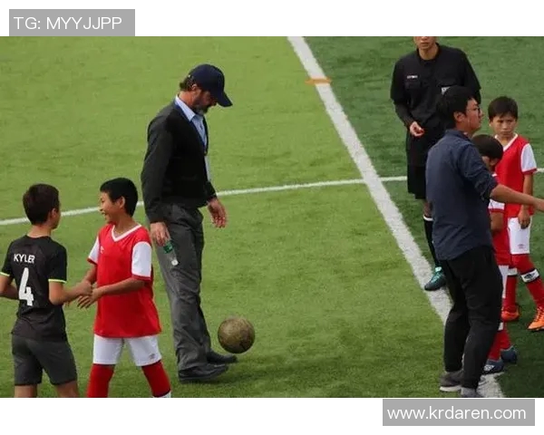 坎通纳的传奇人生与足球艺术：从球场之星到文化偶像的蜕变之路